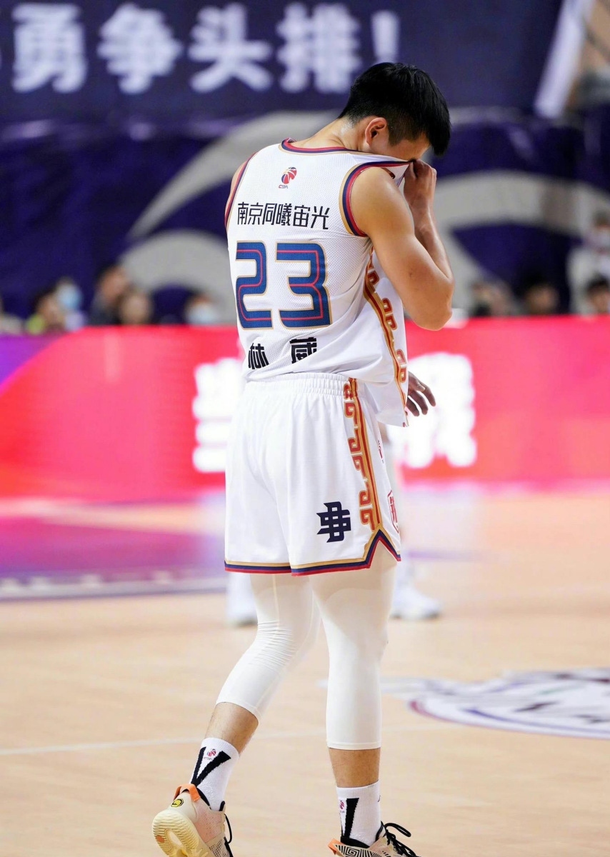 关于深圳男篮迎CBA季后赛关键赛，赛前门线救险，悬念犹存，阵容厚度经受考验的信息